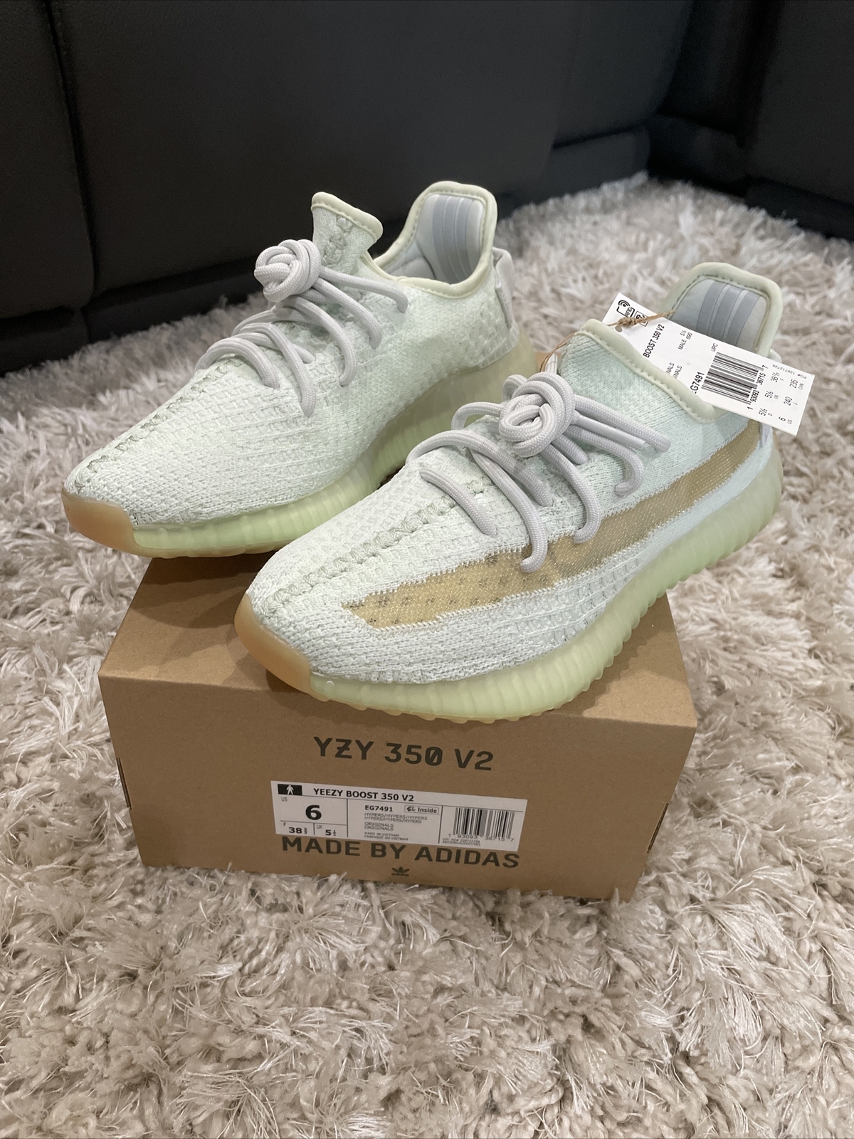 Size 6 Mens/7.5 Womens- adidas Yeezy 