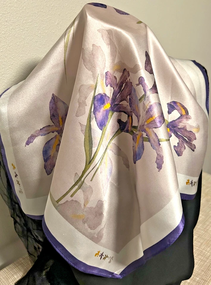 Bufanda cuadrada pequeña de 21 pulgadas de lavanda y patrón floral blanco 100 % seda morera Foto 2 de 4