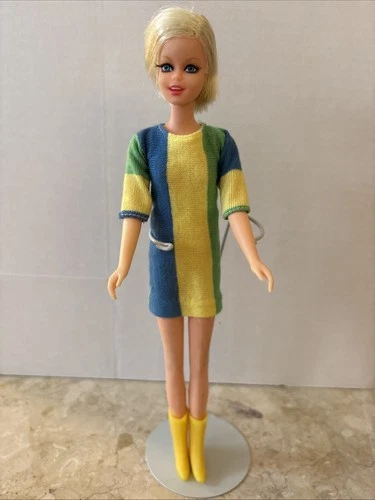 1966 Twiggy - Barbie Doll Original Outfit