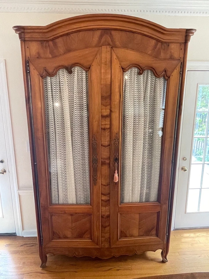 Armario francés de cerezo Luis XV del siglo XVIII Foto 4 de 4