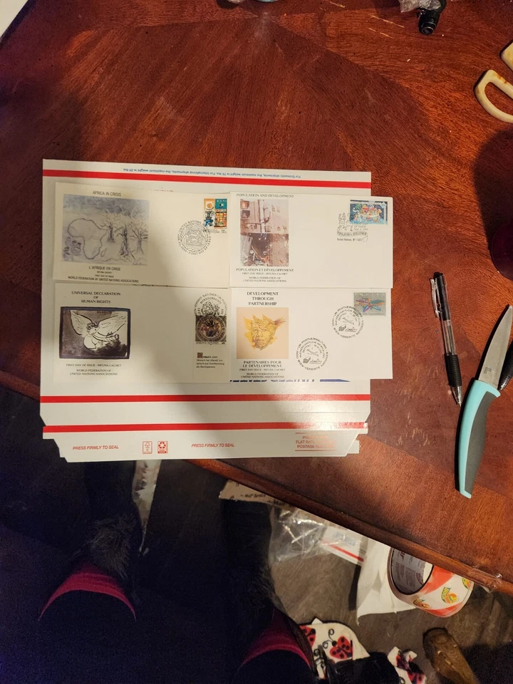 HUNDERTWASSER, NAÇÕES UNIDAS, LITOGRAFIA DE BELAS ARTES - 1982 + 4 envelopes de cache, P/N - Imagem 4 de 4