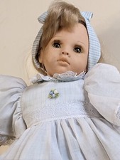 Muñeca Geli 17" Rubia Pelo Largo Plástico Cabeza Brazos y Pies Tela Cuerpo Cuadros Azul