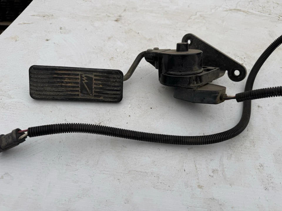 FREIGHTLINER A01-25171-001 FL50 FL60 FL70 FL112 Accelerator Pedal GAS PEDAL - Image 3 of 4
