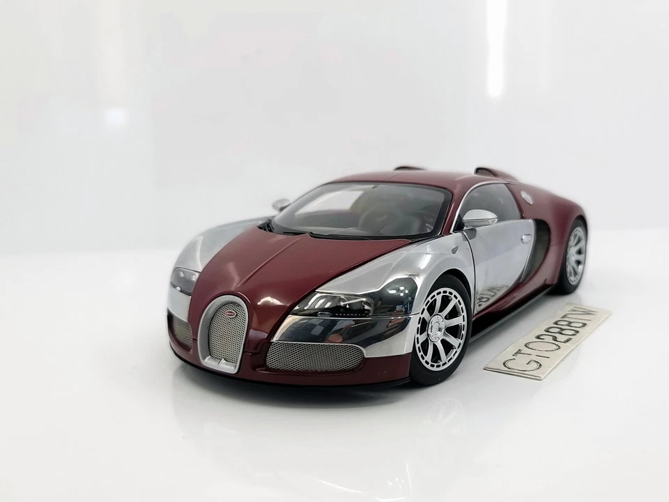 AUTOart 1:18 scale Bugatti Veyron L'Edition Centenaire Red / Aluminium 70957 - Image 2 of 4
