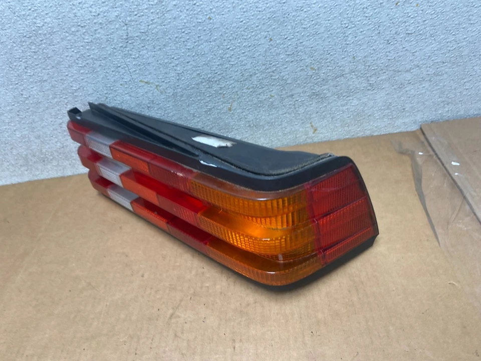 Lanterna traseira lateral direita 1984 - 1993 Mercedes-Benz W201 190E passageiro r3437 DG - Imagem 2 de 4