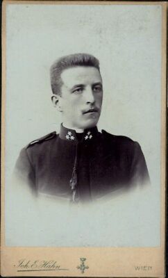 411556,CDV Soldat Uniform Ordensspange Portrait pub Joh. E. Hahn Wien