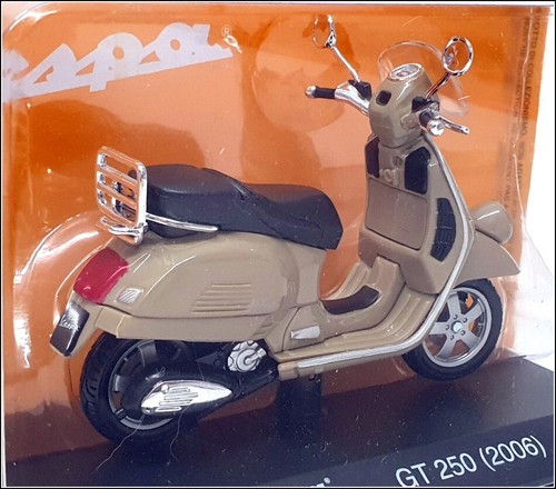 Altaya 1/18 Scale Diecast #45 - 2006 Piaggio Vespa GT 250 - Beige - Picture 2 of 5
