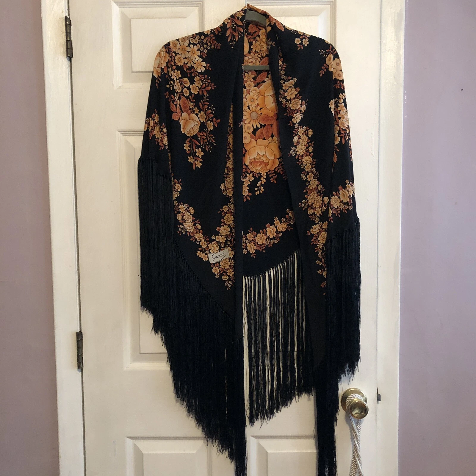 Rare châle triangulaire long frangé en soie fleurie noire Gucci fabriqué en Italie