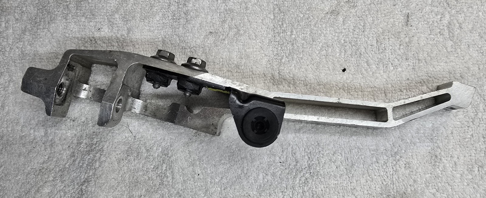 NEW AUDI R8 SPYDER 4S REAR RIGHT LID SPOILER RETAINER 4S0813658B ORIGINAL