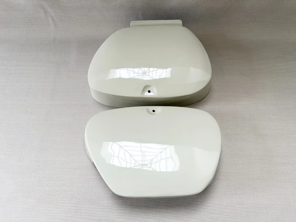 Cubierta de dos lados Honda Dream 305 Dream 305CC color blanco Honda CA 77 CA77 metal. Foto 4 de 4