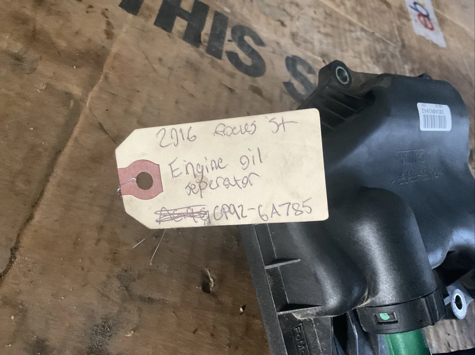 Ford Focus ST 2016 separador de aire de aceite de motor CP92-6A785 Foto 3 de 4