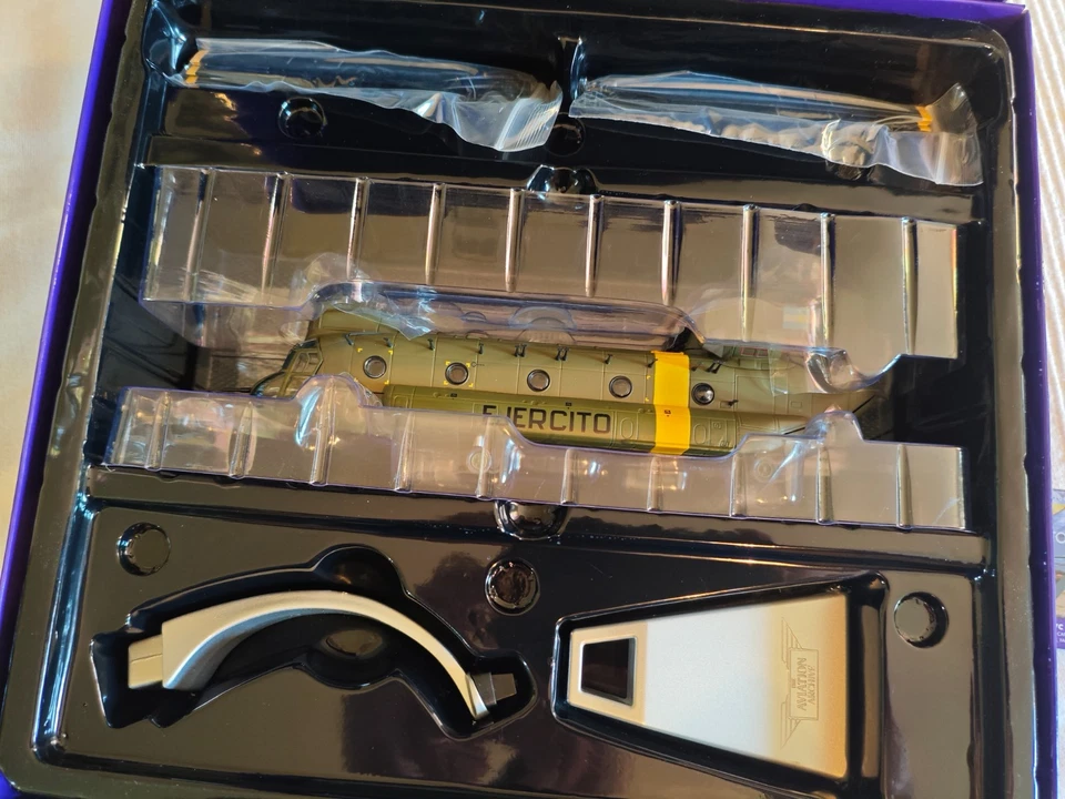 ***CORGI AA34217 Boeing CH-47C Captured Chinook AE-520, Falklands 1982 - NEW*** - Image 3 of 4