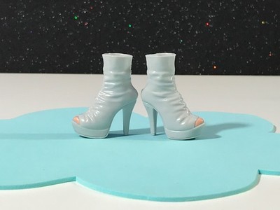 BRATZ DOLL ANKLE BOOTS LIGHT GREY OPEN TOE CLOE JADE SKIN TONE ULTRA RARE PAIR