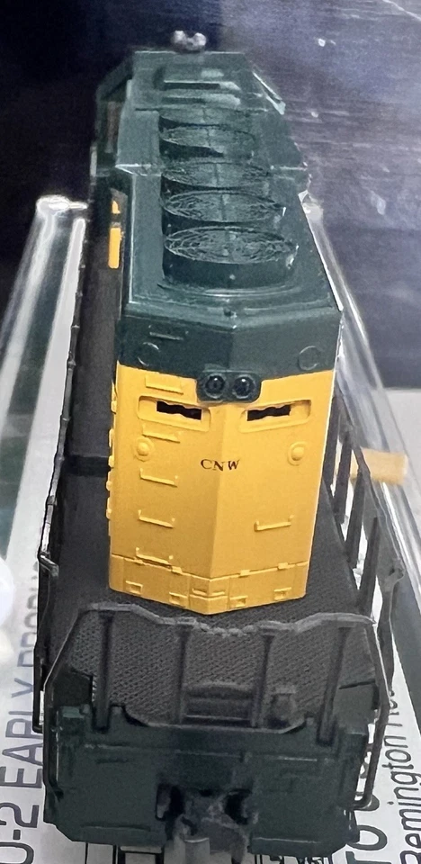 KATO 176-4803, SD 40–2, Early, C & NW #6910 - Image 2 of 4