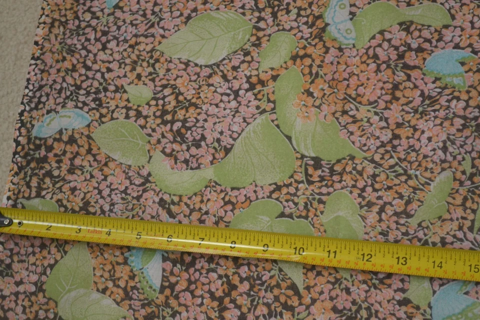 Por 1/2 yarda, 46" de ancho, vintage, rosa y verde floral sobre algodón negro orgánico, M7931 Foto 2 de 4