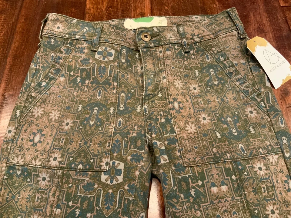 Pantalones de mezclilla ajustados Anthropologie tostados y verdes con estampado geométrico, talla 24 Foto 2 de 4
