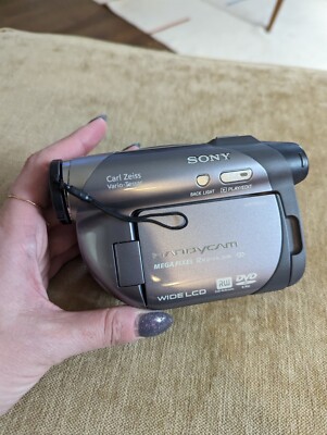 Sony DCR-DVD305 Handycam Camcorder Wide LCD MEGA PIXEL 12x Optical Zoom