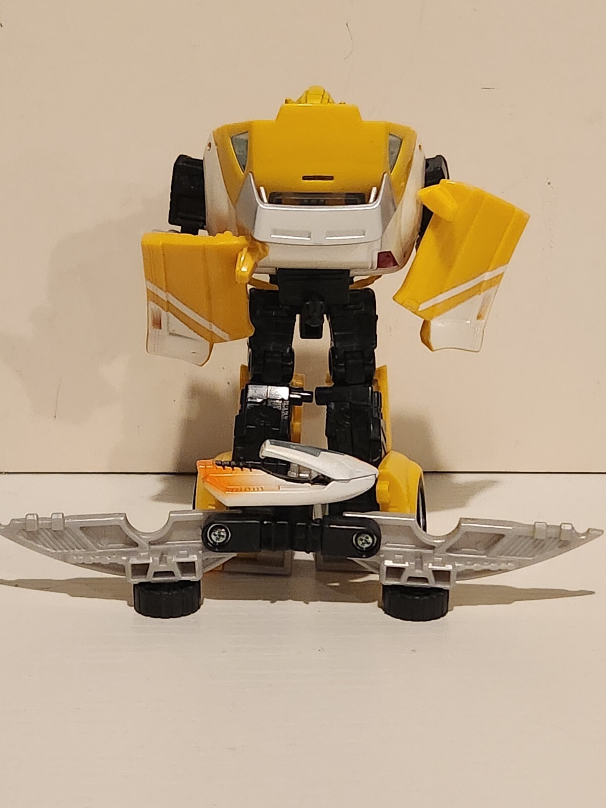 Hasbro Transformers Deluxe Class Classics CHUG Bumblebee Action Figure