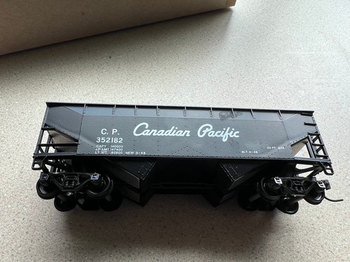 Tolva de 2 bahías Athearn/Bev-Bel #955-4 34' Canadian Pacific 352182 carga de carbón OB | Condition: Used