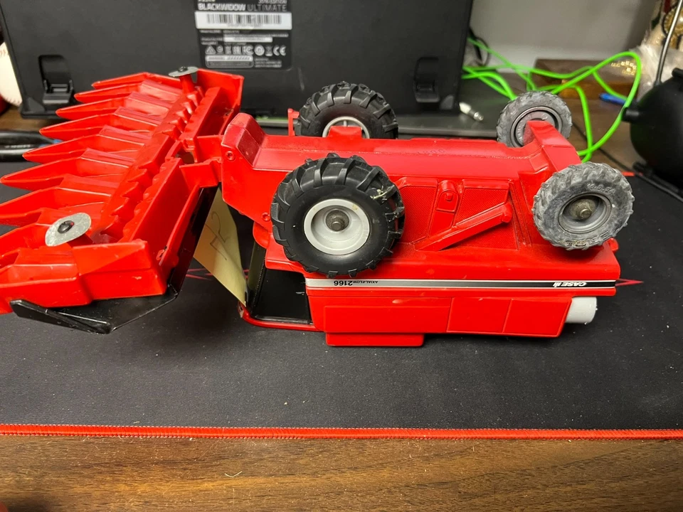 ERTL Case IH Axialflow 2166 Combine Die Cast 1/16 Scale with combine 45 - Image 3 of 4