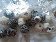 Lot with 19 black and white tatting thread