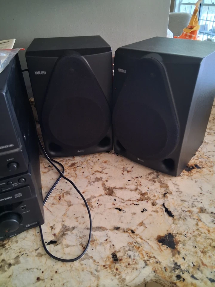 Sistema de entretenimiento mini componentes Yamaha GX-5 con control remoto y paquete de altavoces Foto 2 de 4