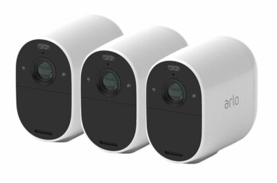 Arlo Essential Spotlight 3er-Set Außenkamera Überwachungskamera Full-HD WLAN