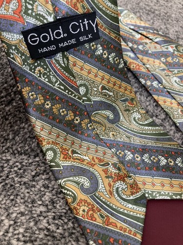 Cravatta uomo oro città fatta a mano seta viola oro multi paisley misto geometrico - Foto 2 di 3