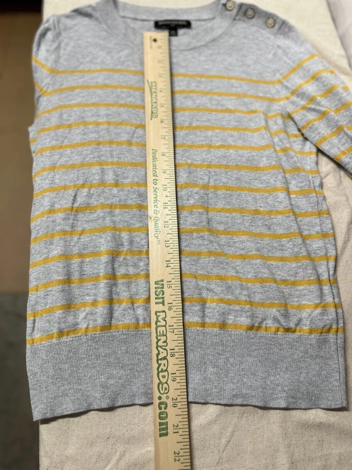 Suéter feminino Banana Republic tamanho XS cinza amarelo faixa botão ombro preppy - Imagem 3 de 4