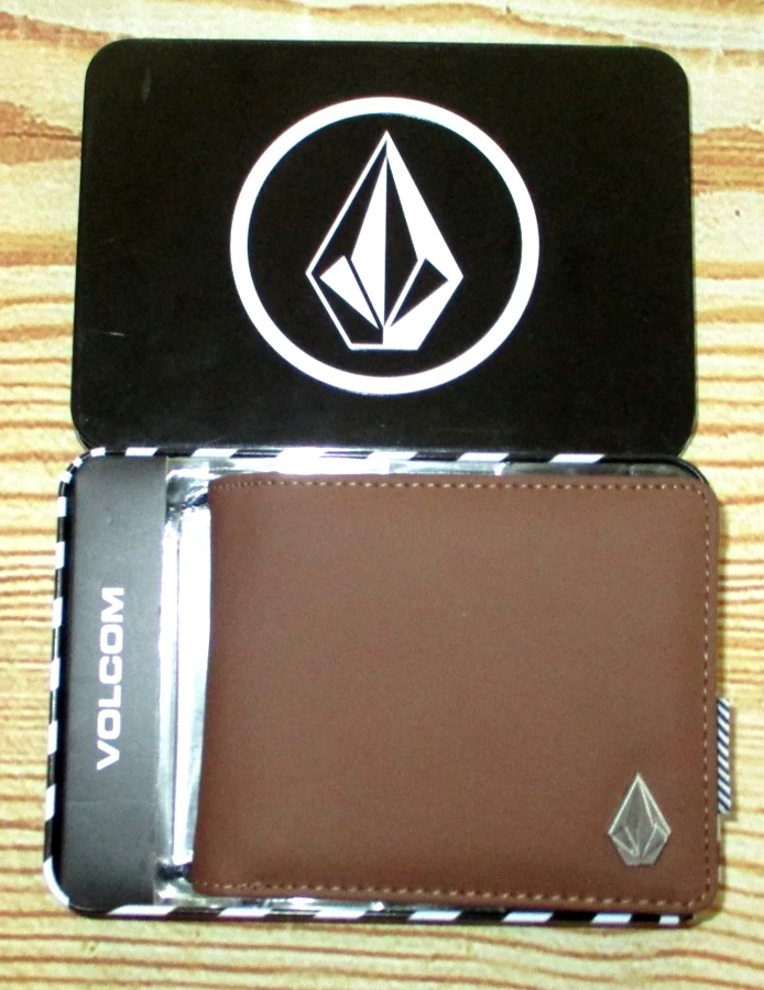MENS VOLCOM BROWN BIFOLD WALLET WITH TIN GIFT BOX - Image 3 of 3