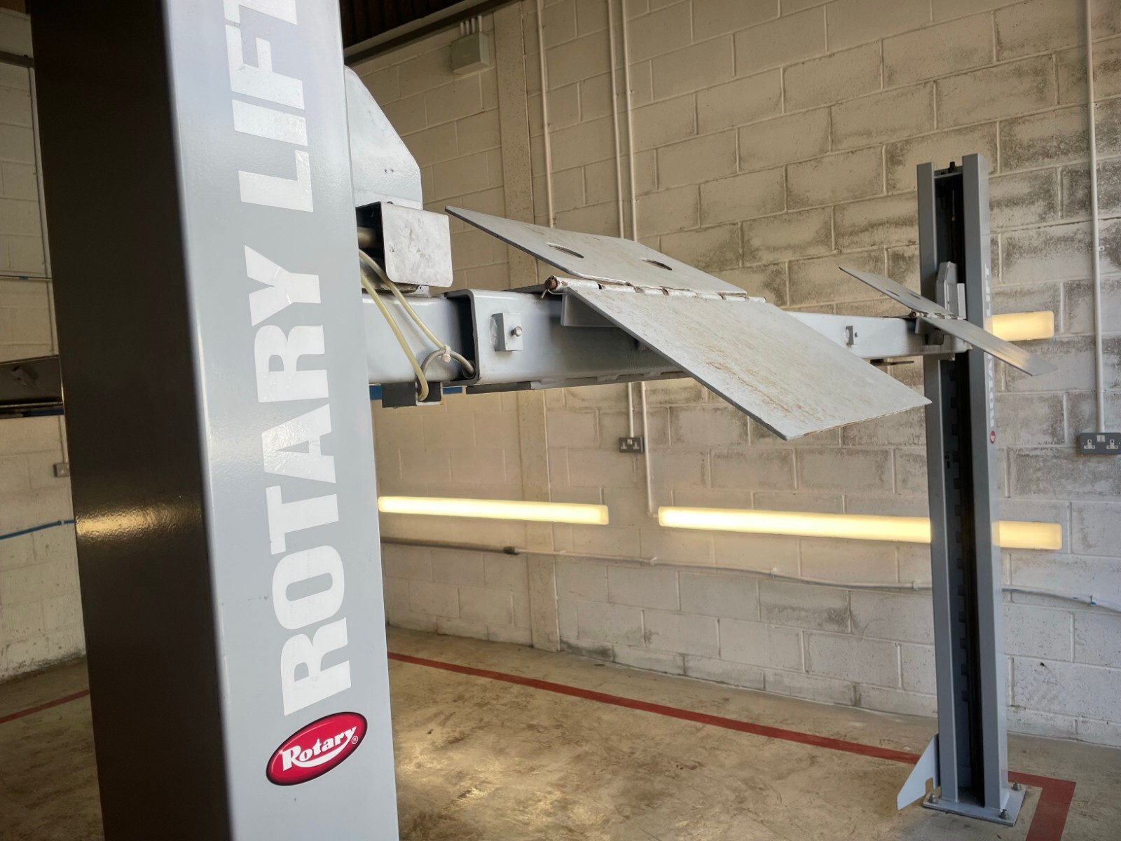 Consul 4 Post Ramp Lift 4 Ton 4000kg Four Post Grey and Major Lift