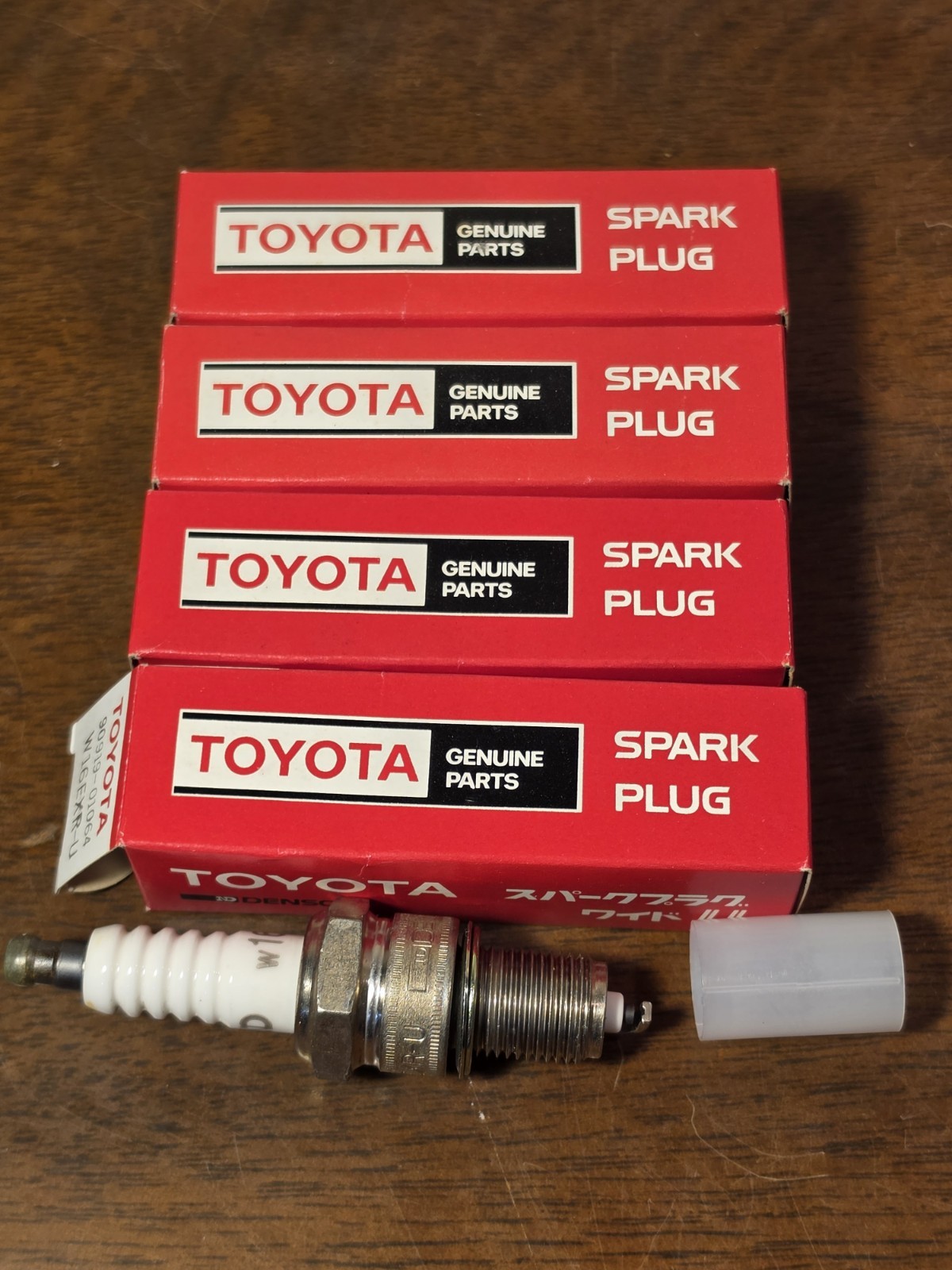 NEW LOT OF 4 VTG 1988 TOYOTA DENSO SPARK PLUGS IN BOX PART# 90919-01064 W16EXR-U