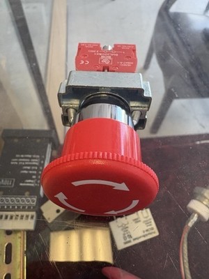 Twist to Release Emergency Stop Push Button Switch with 1 NC Contact 22mm Metal