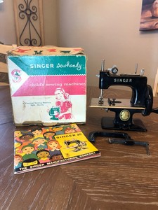 Vintage Singer SEWHANDY Model 20 Child's Toy Sewing Machine w/ Box | eBay