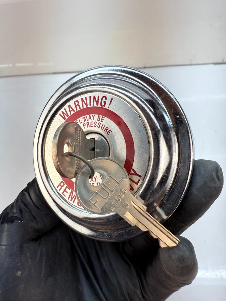 NOS STANT 10592 G792 Tapa de tanque de combustible de bloqueo Tapa de gas y llaves vintage cromo B73-5 Foto 4 de 4