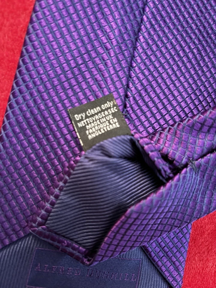 Corbata de seda tejida púrpura lisa Alfred Dunhill 3 7/8" W x 56" L hecha en Inglaterra usada en excelente estado Foto 4 de 4