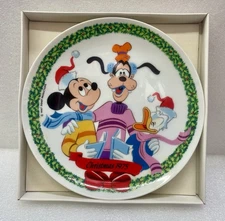 Disney Plate Walt Disney's 1975 Christmas Plate Mickey Goofy Donald Caroling