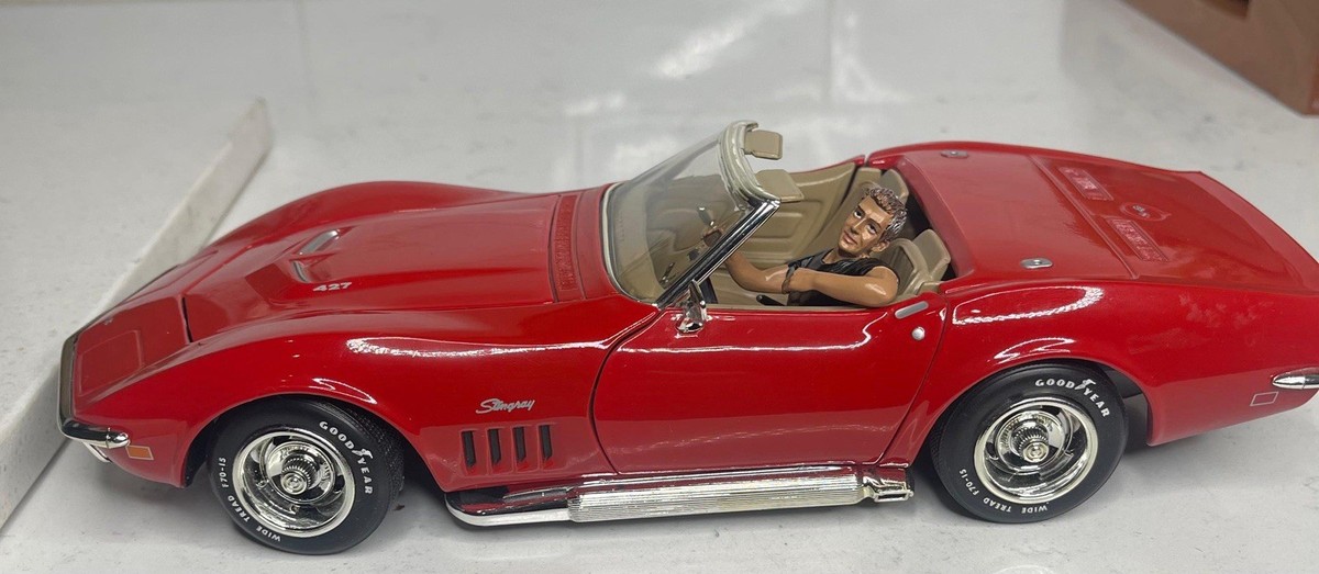 Revell 1:18 DIE-CAST MODEL コンバーチブル アメリカ Revell 1969 Corvette StingRay Convertible 1:18 scale DieCast Car
