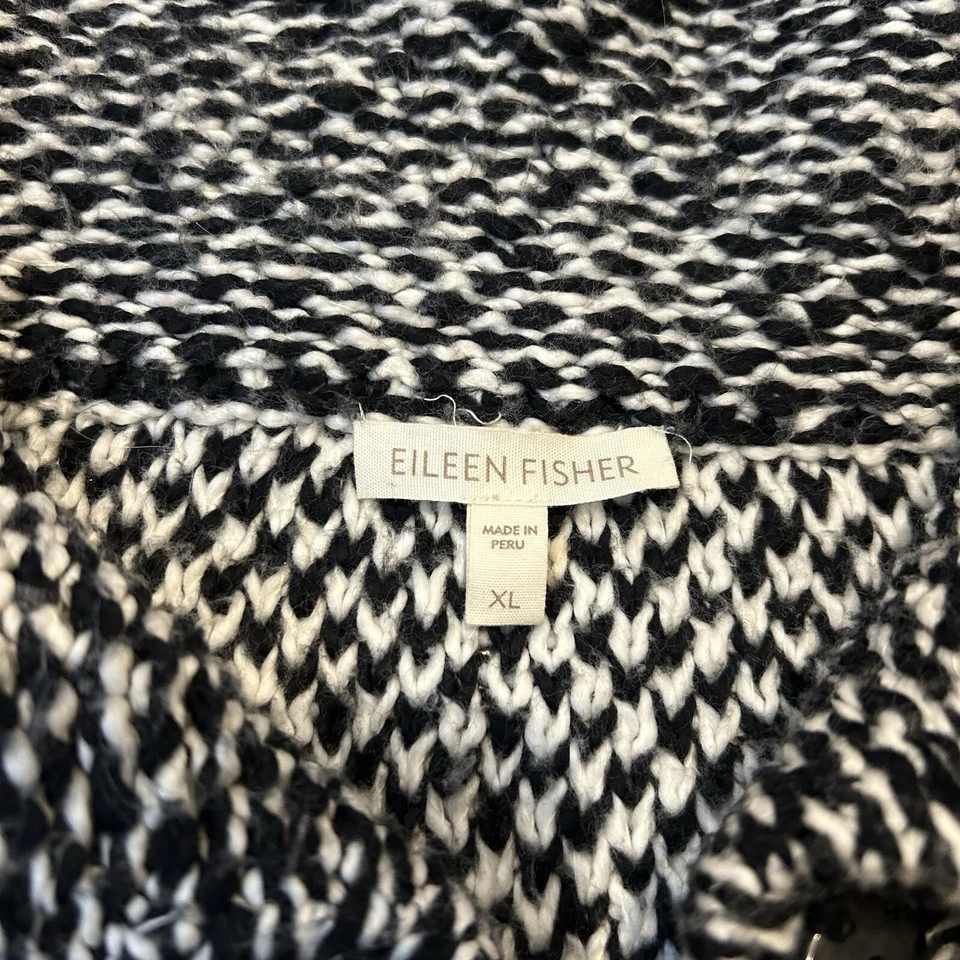 Cárdigan Eileen Fisher de algodón orgánico blanco y negro con botones a presión torcidos Foto 2 de 4