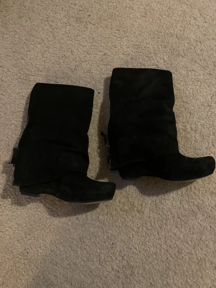 VERA WANG Lavender Label Fold-Over Wedge Suede Ankle Boots Black Size US 7 - Image 2 of 4