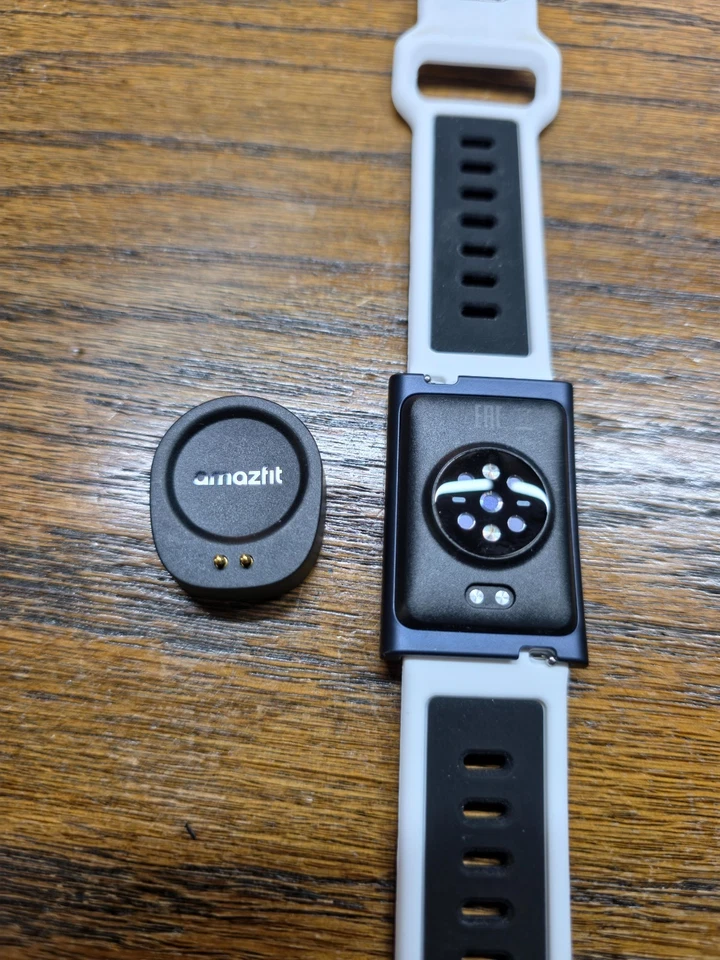 Amazfit Helio Strap Fitness Tracker with White Wristband (Black) - Image 3 of 3