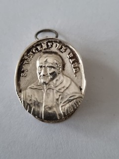 très beau reliquaire en argent saint Vincent de Paul