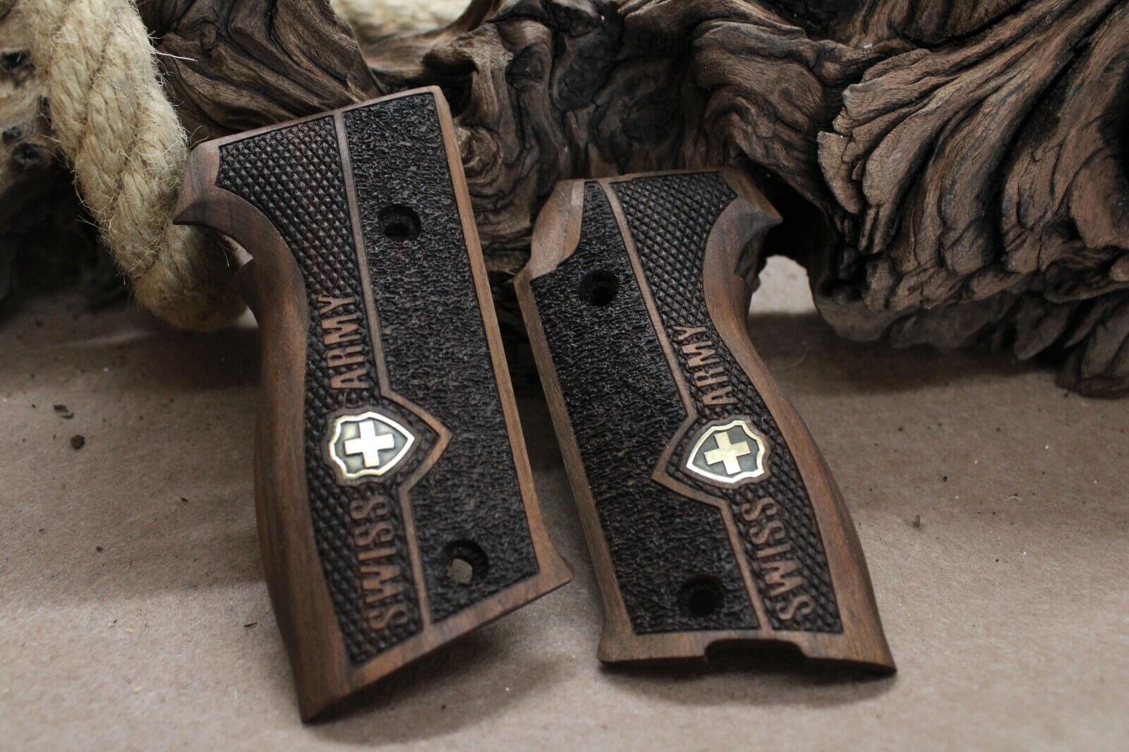 SIG P220 Bottom Magazine Walnut Handgun Pistol Grips with Brass Logo Erg populair