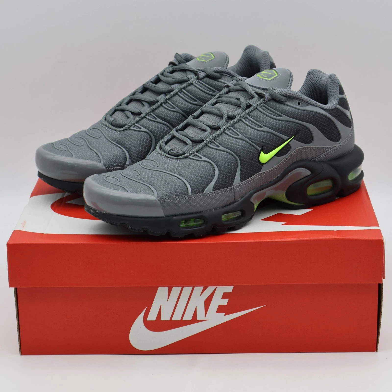 DM0032-026 Nike Air Max Plus Smoke Grey Volt (Men's)
Opens in a new window or tab