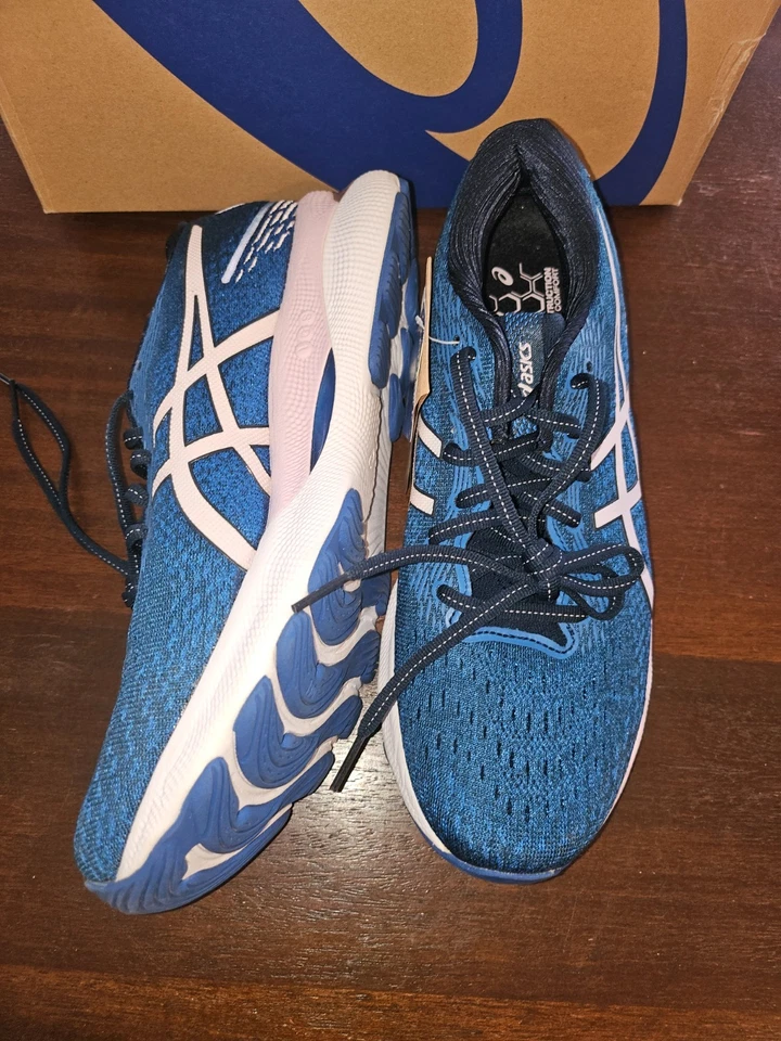 Zapatos para correr ASICS® 9 B GEL-NIMBUS 24 para mujer en azul francés/apenas rosa Foto 2 de 4