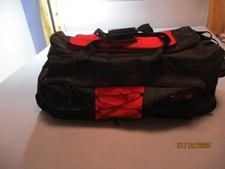 Reisetasche/sporttasche in schwarz/rot von der Firma "World Traveller"