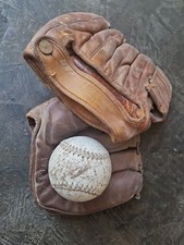 2 alte Baseballhandschuhe mit Ball 50er Jahre mit Datum  26.July 1957