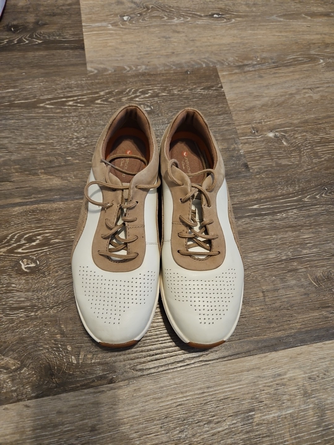 Clarks Wave Walk Shoes Women's 9M Unstructured Comfortable Athleisure White/ Tan