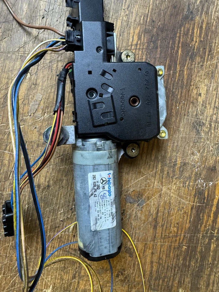 梅赛德斯-奔驰 W202 C280 C36 C230 天窗电机 2028204710 WEBASTO — 第 2/4 张图片