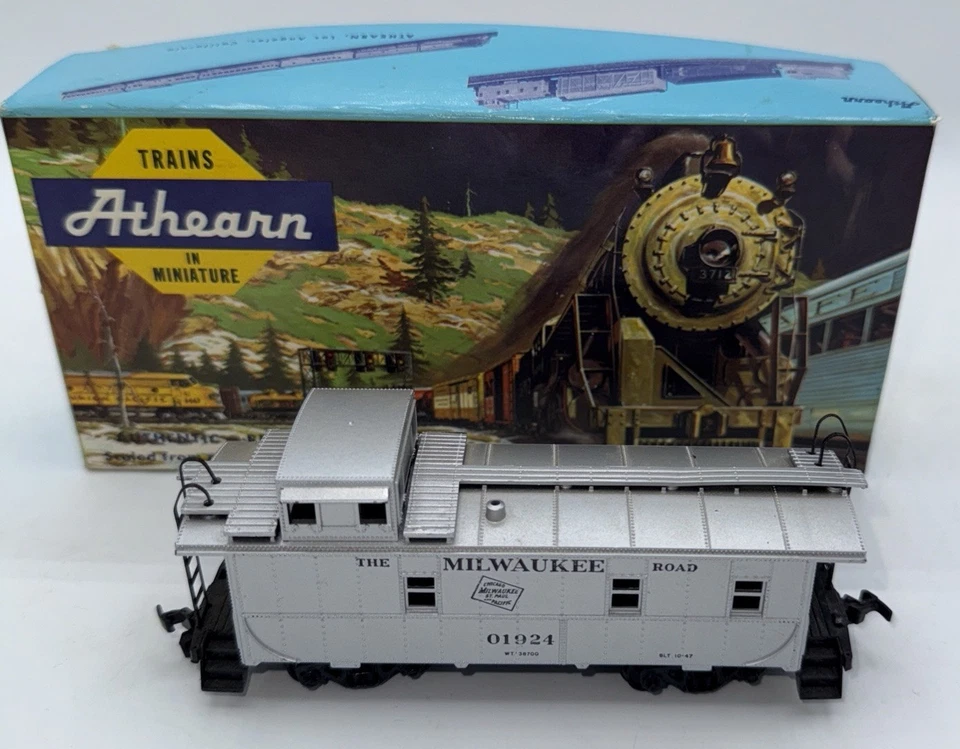 Athearn HO Scale model train  Milwaukee Road Cupola Caboose, #01924,with Box - Image 2 of 4